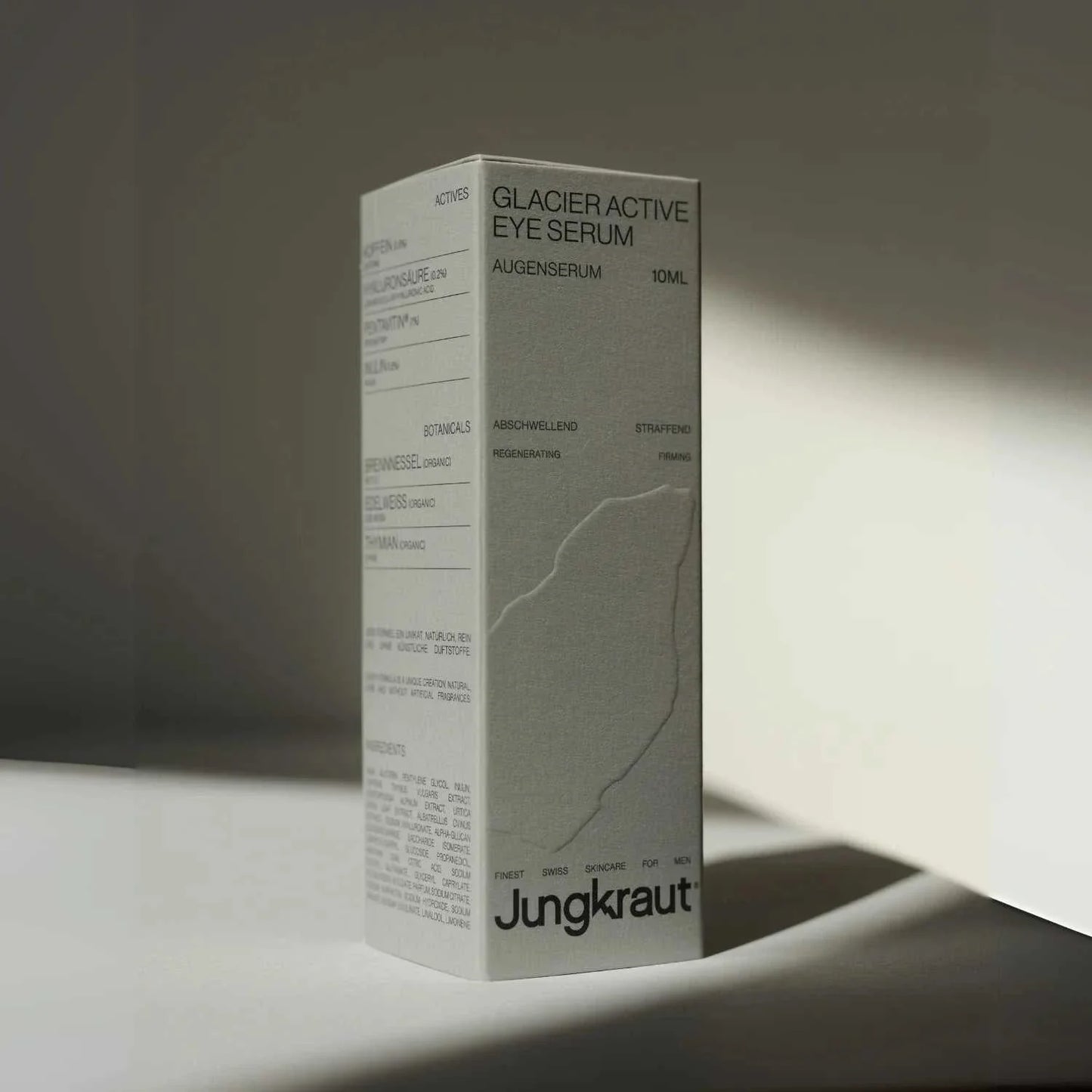 Glacier Active Eye Serum von Jungkraut, silberne Produktbox 10 ml mit Wirkstoffangaben, natürliche Männer-Augenpflege, Studioaufnahme